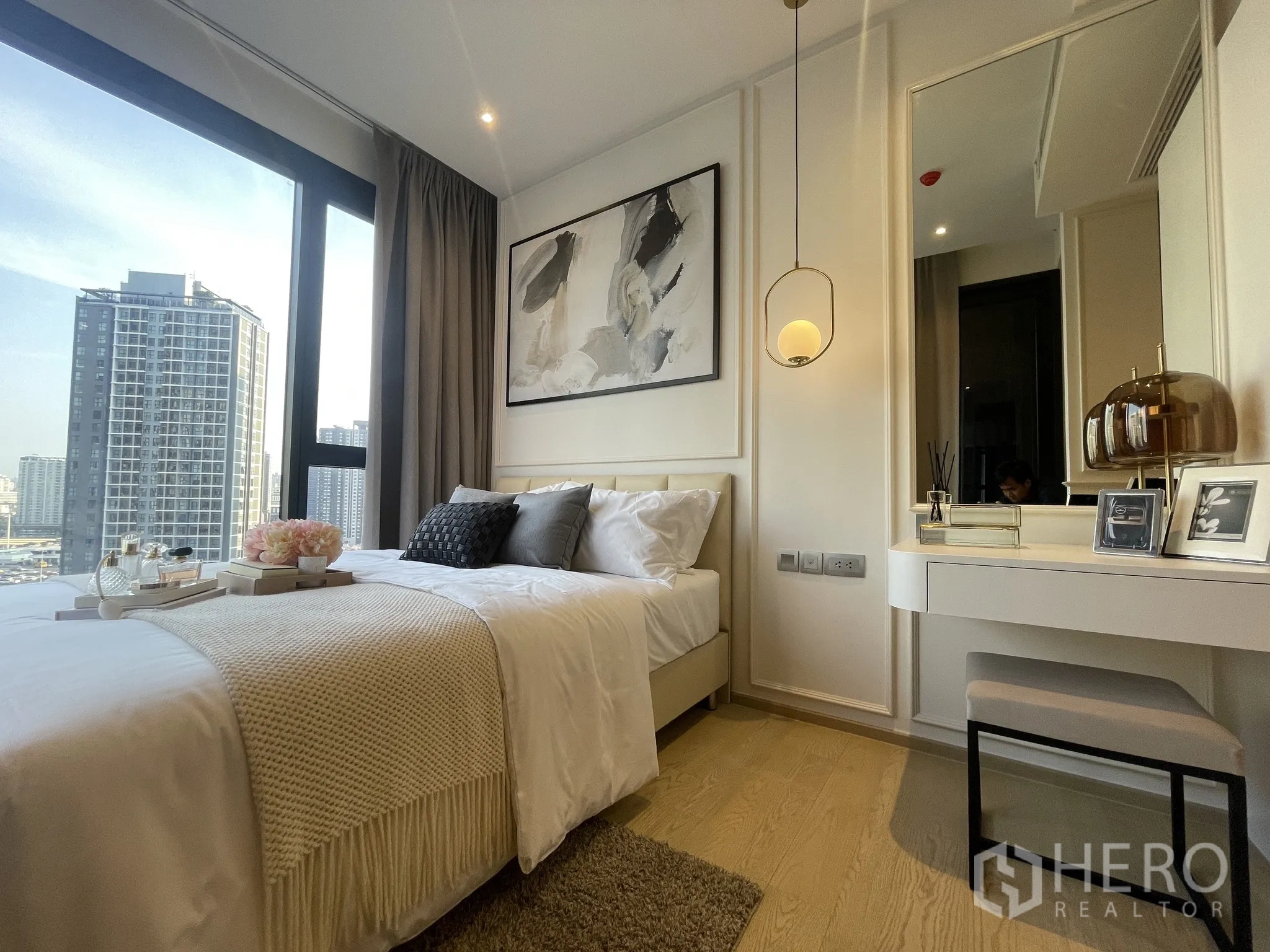 คอนโด ให้เช่าในDin Daeng, Bangkok - ห้องนอนสว่างด้วยหน้าต่างบานใหญ่ วิวเมือง เตียงปูผ้าขาว และโต๊ะเครื่องแป้งพร้อมโคมแขวน