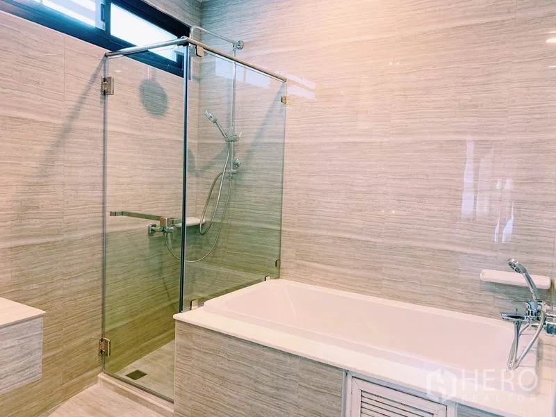 คอนโด ให้เช่าในWatthana, Bangkok - ห้องน้ำมีส่วนอาบน้ำกระจกแยกและอ่างอาบน้ำ กรุผนังโทนเบจ