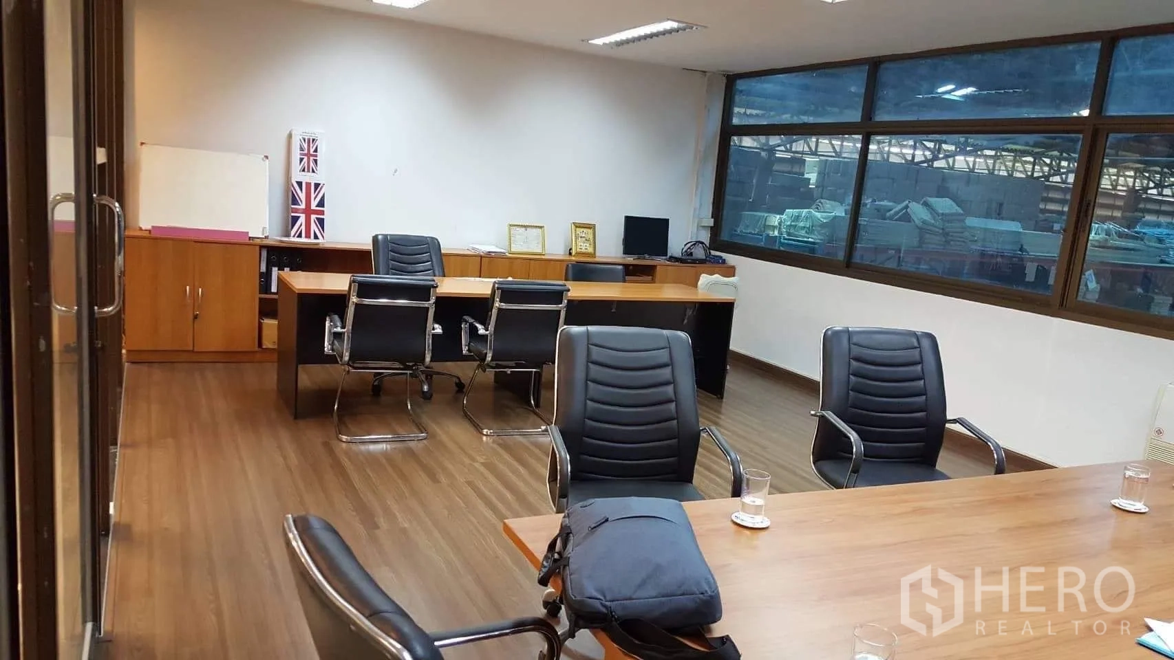 工厂 出租或出售在Pathum Thani - 带木地板的会议室与办公室，桌椅齐备