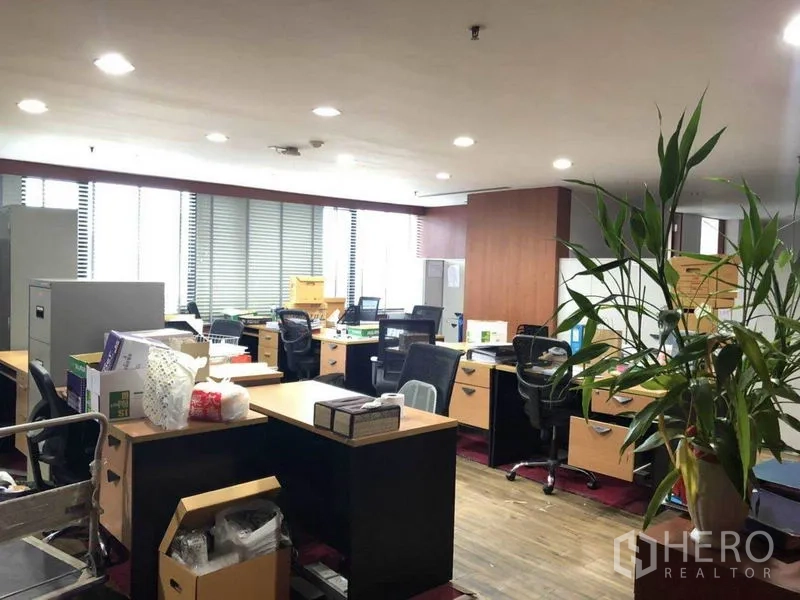 สำนักงาน ขายในWatthana, Bangkok - ออฟฟิศโอเพ่นสเปซ มีโต๊ะทำงานหลายตำแหน่ง ตู้เก็บของ และม่านปรับแสง