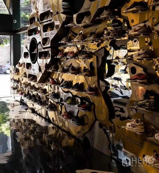 อาคารพาณิชย์ ให้เช่าในKhlong Toei, Bangkok - บริเวณทางเข้าพร้อมพื้นเงามันและชั้นวางทรงเรขาคณิตที่วางรองเท้าแน่น