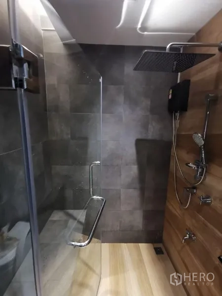 Townhouse for rent in Din Daeng, Bangkok - Contemporary bathroom with glass shower enclosure and overhead rain shower.