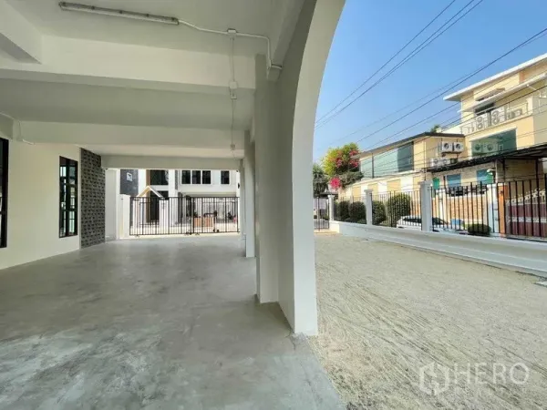 สำนักงานที่บ้าน ให้เช่าในBang Kapi, Bangkok - ทางรถและโถงทางเข้าในร่ม มองออกสู่ด้านหน้าที่มีกำแพงรั้วโครงการ.