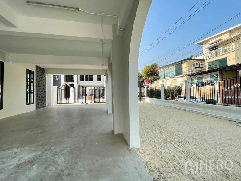 สำนักงานที่บ้าน ให้เช่าในBang Kapi, Bangkok - ทางรถและโถงทางเข้าในร่ม มองออกสู่ด้านหน้าที่มีกำแพงรั้วโครงการ.