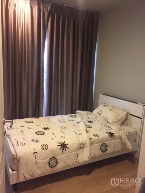 คอนโด ให้เช่าในBangkok - ห้องนอนรอง เตียงเดี่ยว พื้นไม้ และผ้าม่านทึบ