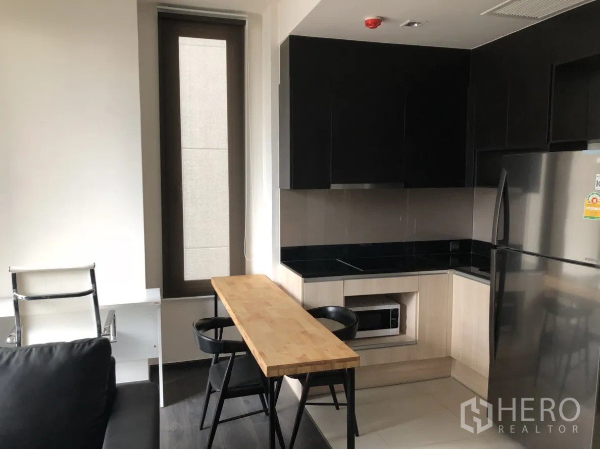 คอนโด ให้เช่าหรือขายในWatthana, Bangkok - ครัวยุโรป โทนดำ เคาน์เตอร์กระจก บาร์ทานข้าว และตู้เย็นสแตนเลส