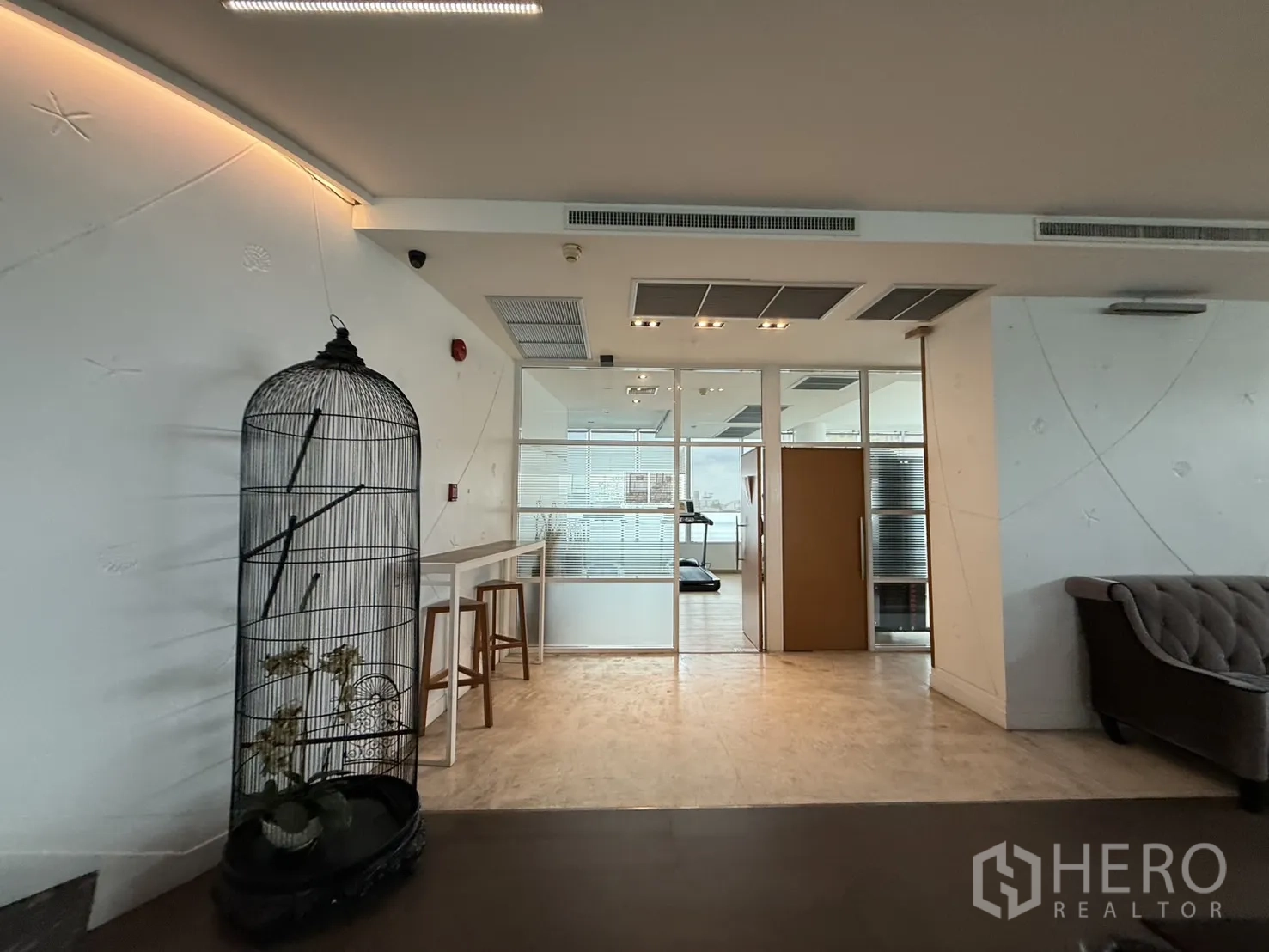 คอนโด ให้เช่าในPhaya Thai, Bangkok - เลานจ์และพื้นที่ทำงานสบาย ๆ ข้างสระ พร้อมเคาน์เตอร์ที่นั่งสูง