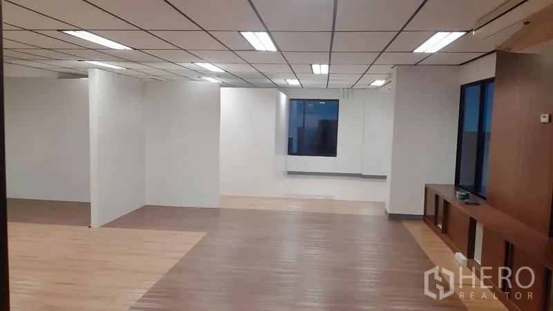 Office Space for rent in Chatuchak, Bangkok - Spacious office floor with mixed-tone wood flooring, bright ceiling lights, and partition walls.