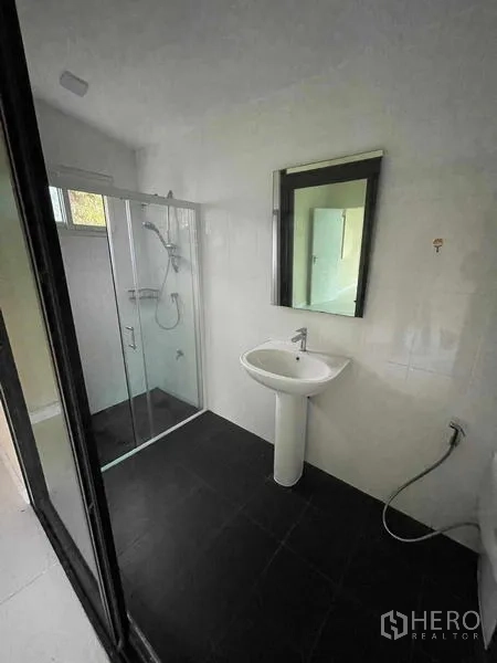 บ้าน ขายในLat Krabang, Bangkok - ห้องน้ำโทนขาว ตู้ Shower กระจก อ่างล้างหน้าติดตั้งบนขา และกระจกเงา