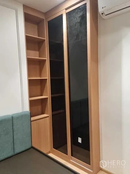 คอนโด ให้เช่าในWatthana, Bangkok - ตู้เสื้อผ้าบิลท์อินบานเลื่อนกระจก พร้อมชั้นวางแบบเปิดในห้องนอน