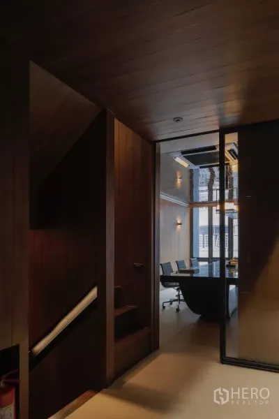 办公空间 出租在Bang Rak, Bangkok - 走廊与楼梯通向玻璃围合的会议室