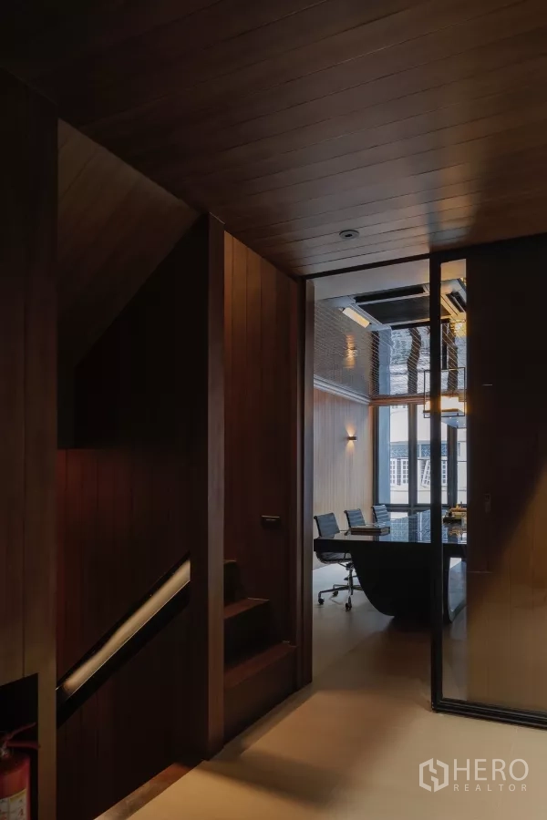办公空间 出租在Bang Rak, Bangkok - 走廊与楼梯通向玻璃围合的会议室