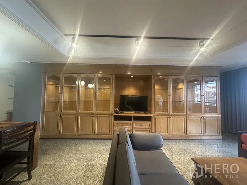 คอนโด ขายในWatthana, Bangkok - ตู้โชว์ไม้ทั้งผนังพร้อมชั้นวางทีวีในห้องนั่งเล่น