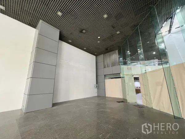 พื้นที่ขายปลีก ให้เช่าในWatthana, Bangkok - ภายในพื้นที่ค้าปลีกแบบเปลือกอาคาร เพดานสูง พื้นหินขัด และผนังกระจกเต็มบานพร้อมปรับตกแต่ง.