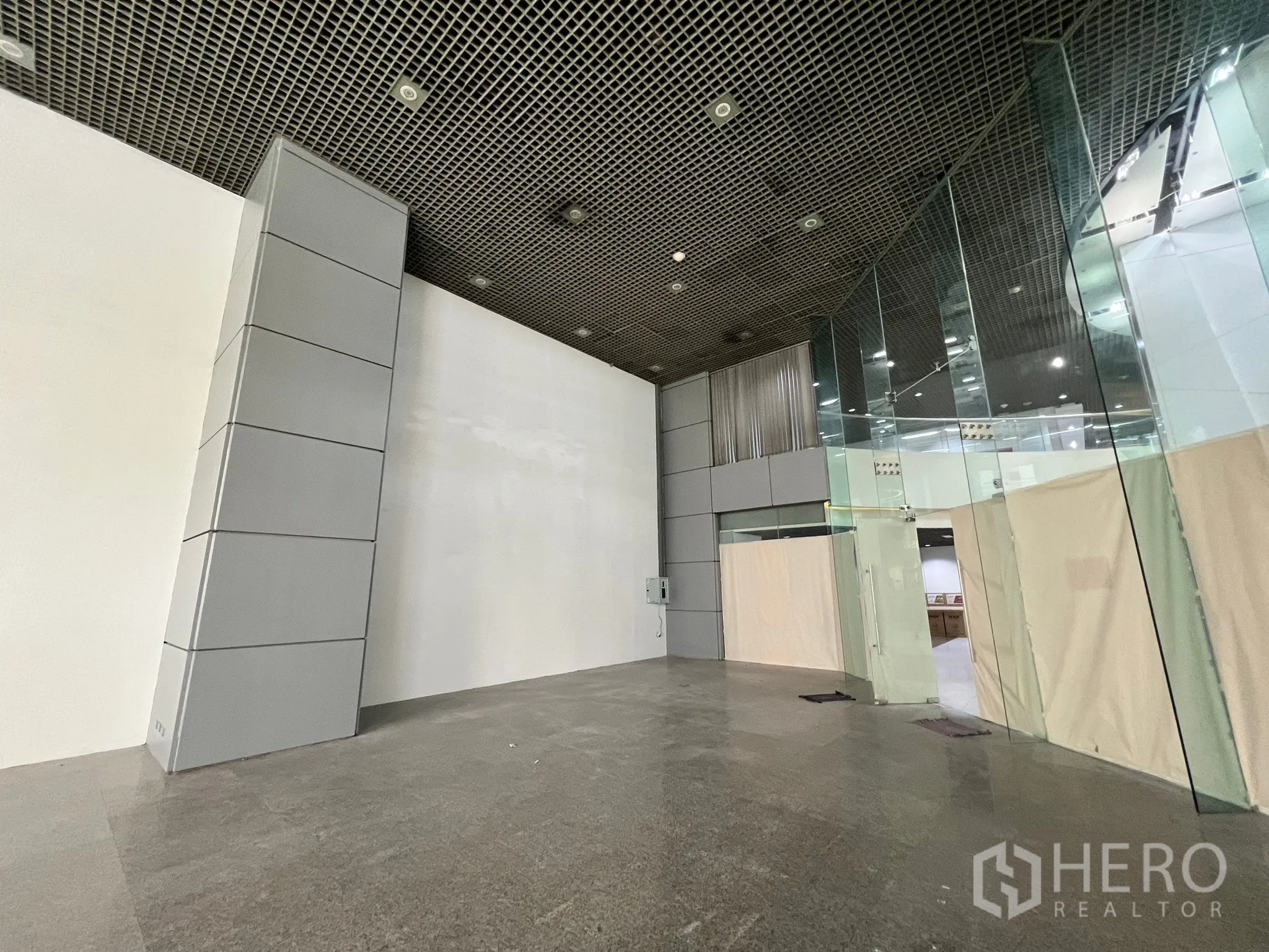 พื้นที่ขายปลีก ให้เช่าในWatthana, Bangkok - ภายในพื้นที่ค้าปลีกแบบเปลือกอาคาร เพดานสูง พื้นหินขัด และผนังกระจกเต็มบานพร้อมปรับตกแต่ง.