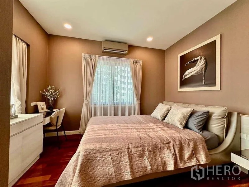 Detached House for rent in Bang Phli, Samut Prakan - Warm-toned bedroom with study nook, curtains and soft lighting.