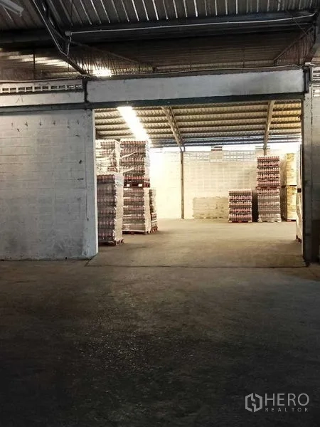 คลังสินค้า ให้เช่าในMueang Samut Prakan, Samut Prakan - พื้นที่จัดเก็บสินค้าในโกดัง วางสินค้าบนพาเลทซ้อนสูง ใต้โครงหลังคาเมทัลชีทและไฟสว่าง