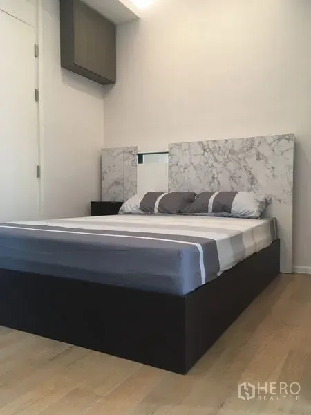 คอนโด ให้เช่าหรือขายในChatuchak, Bangkok - ห้องนอนมินิมอล หัวเตียงลายหินอ่อน ชุดเครื่องนอนลายทาง และพื้นไม้โทนอ่อน