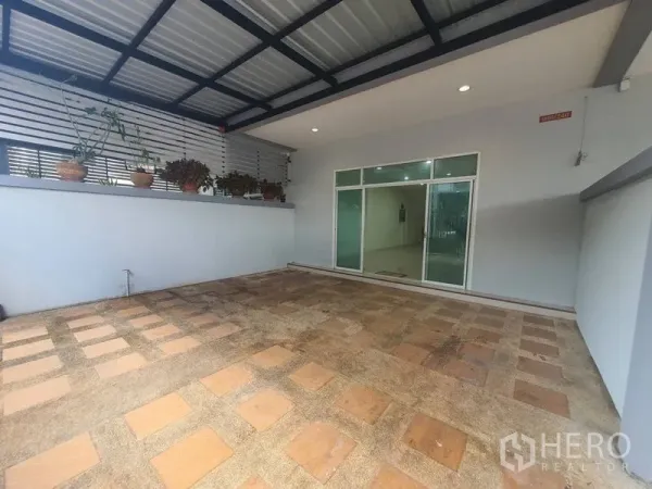 สำนักงานที่บ้าน ให้เช่าหรือขายในYan Nawa, Bangkok - ลานหน้าบ้านมีหลังคา กับประตูกระจกบานเลื่อนเข้าสู่ตัวอาคาร