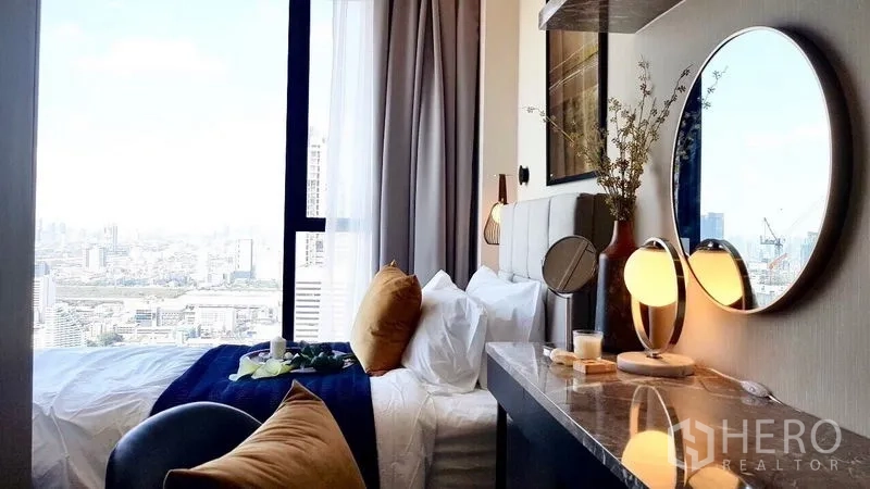 คอนโด ให้เช่าในWatthana, Bangkok - ห้องนอนรองพร้อมโต๊ะเครื่องแป้งดีไซน์หรู กระจกกลม และของตกแต่ง