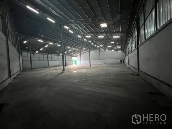 คลังสินค้า ให้เช่าในBang Sao Thong, Samut Prakan - มุมมองยาวไปยังประตูโหลดสินค้า ผนังระบายอากาศ มีช่องแสงและเฮดรูมกว้าง