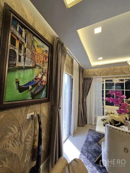 Detached House for rent in Thanyaburi, Pathum Thani - Dining corner with artwork, cove lighting and full-height windows with curtains.