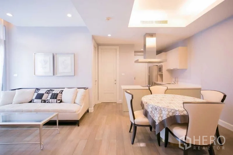 คอนโด ให้เช่าในPathum Wan, Bangkok - พื้นที่นั่งเล่นและทานอาหารแบบโอเพ่นสเปซ ไฟฝ้าซ่อนแสง พื้นไม้ และครัวมุม