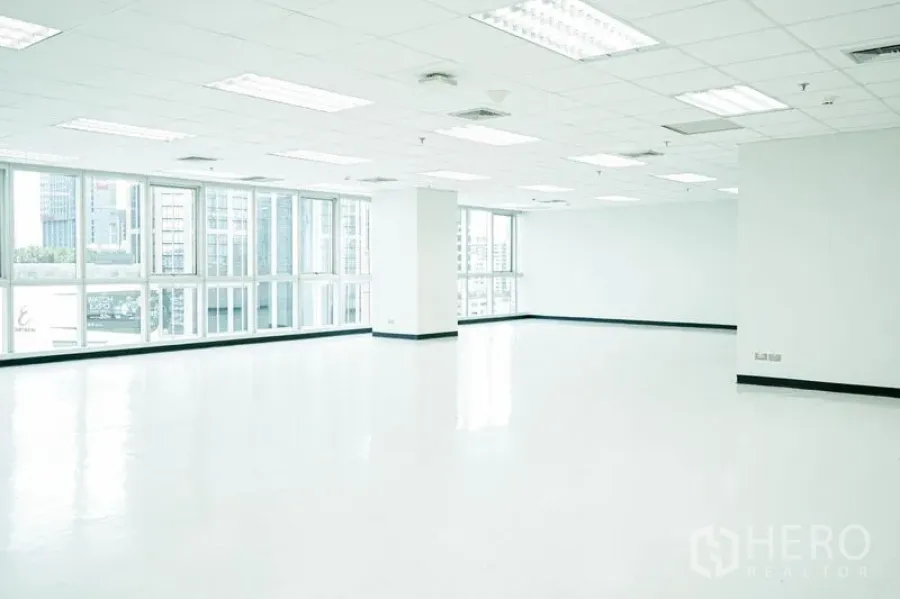 สำนักงาน ให้เช่าในWatthana, Bangkok - พื้นที่โล่งสว่าง มีไฟฟลูออเรสเซนต์และกระจกเข้ามุม