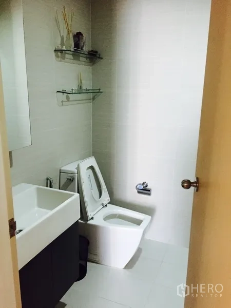 公寓 出租或出售在Khlong Toei, Bangkok - 客卫配方形面盆、现代坐便器与壁挂置物架。