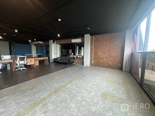 สำนักงาน ให้เช่าในWatthana, Bangkok - มุมทำงานติดหน้าต่าง ผนังอิฐโชว์แนวและพื้นกระเบื้องข้างพื้นที่โต๊ะทำงาน.