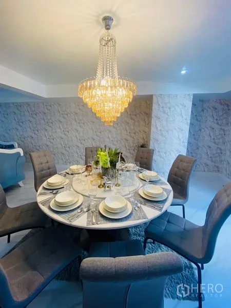 คอนโด ให้เช่าหรือขายในWatthana, Bangkok - โต๊ะอาหารทรงกลมสำหรับแปดที่นั่ง ใต้โคมแชนเดอเลียร์คริสตัล