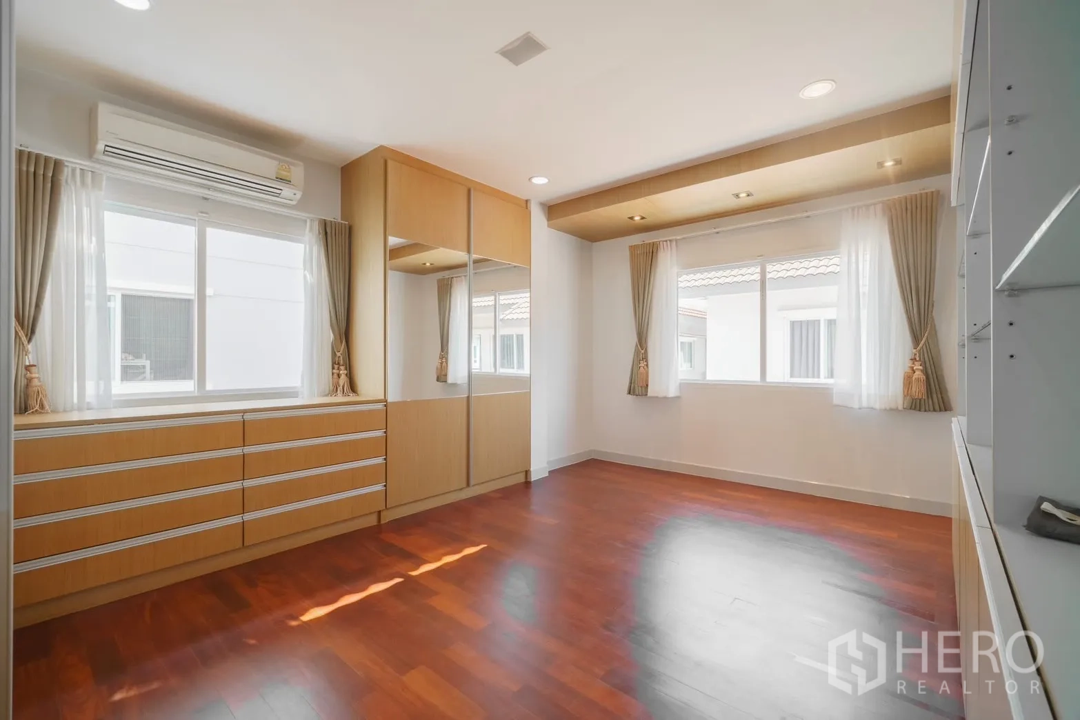 Detached House for rent or sale in Saphan Sung, Bangkok - Bedroom with extensive drawers, closets and natural light.