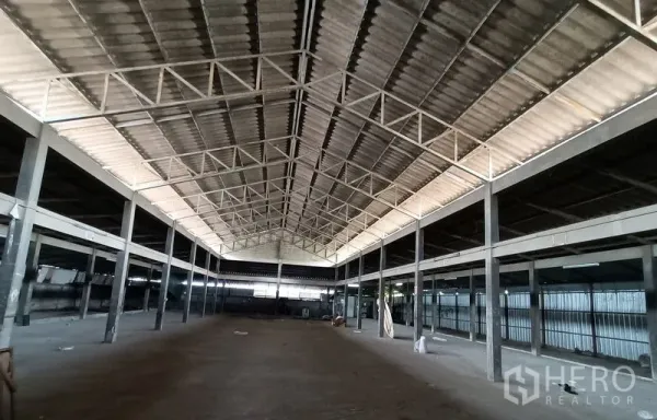 货栈 出租在Saphan Sung, Bangkok - 空置仓库中央通道，金属桁架屋顶与大跨度立柱。