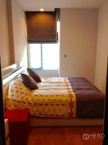 คอนโด ให้เช่าในKhlong Toei, Bangkok - ห้องนอนสว่าง พื้นไม้ เตียงคู่ พร้อมม่านม้วนหน้าต่าง