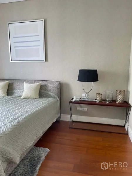 คอนโด ให้เช่าในKhlong Toei, Bangkok - ห้องนอนโทนสว่าง เตียงปูผ้านวมสีอ่อน โต๊ะคอนโซล และพื้นไม้