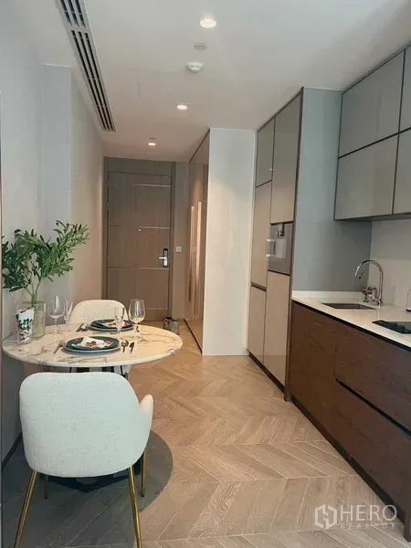 公寓 出租在Khlong Toei, Bangkok - 走廊式厨房旁的双人餐桌与人字拼木地板