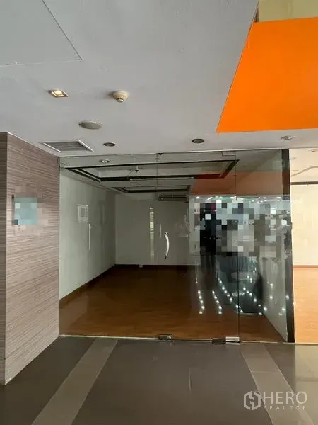 零售空间 出租 - 空置店铺，通高玻璃门、木质地板与吊顶空调。