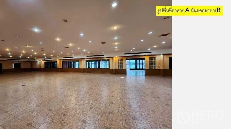 Retail Space for rent in Yan Nawa, Bangkok - Spacious open-plan retail hall with tiled flooring, recessed ceiling lights and wide windows.