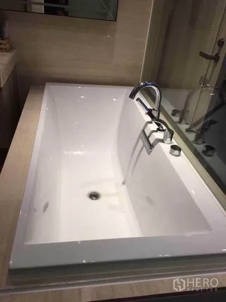 คอนโด ให้เช่าในWatthana, Bangkok - อ่างอาบน้ำสีขาวทรงสี่เหลี่ยมพร้อมก๊อกโครเมียม