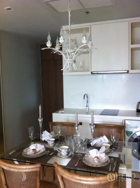 คอนโด ให้เช่าในBangkok - โคมระย้าเหนือโต๊ะอาหารที่จัดวางจานช้อนพร้อม