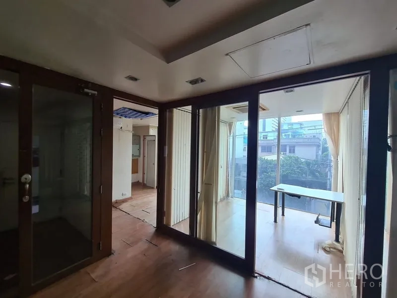 办公空间 出租在Bang Rak, Bangkok - 明亮的玻璃会议间，享城市景观和办公桌。