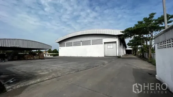 工厂 出租或出售在Pathum Thani - 厂房正立面，宽敞回车场与雨棚