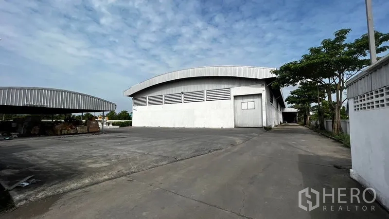 工厂 出租或出售在Pathum Thani - 厂房正立面，宽敞回车场与雨棚