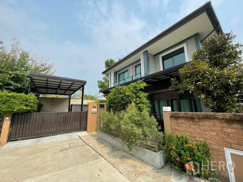 Detached House for rent - Modern two-storey detached house with gate, covered carport and lush front hedges.