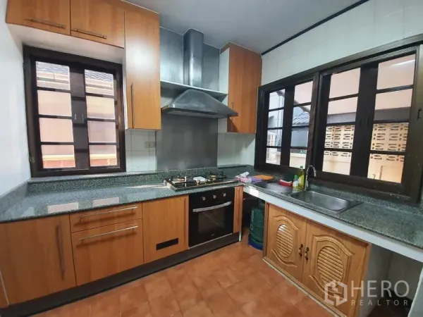 Detached House for rent - Built-in kitchen with granite countertops, gas hob, oven and stainless range hood.