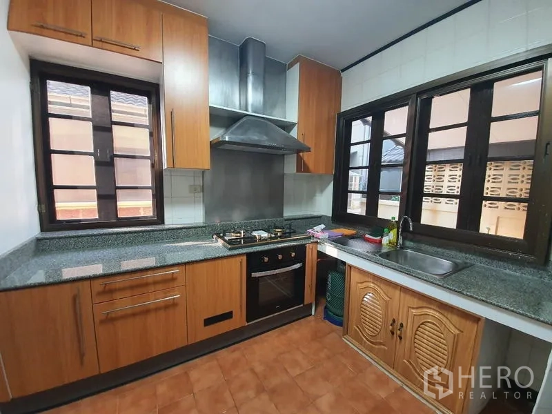 Detached House for rent - Built-in kitchen with granite countertops, gas hob, oven and stainless range hood.
