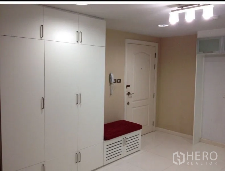 คอนโด ขายในWatthana, Bangkok - โถงทางเข้ามีตู้บิวท์อินสูง ม้านั่ง และประตูหลัก