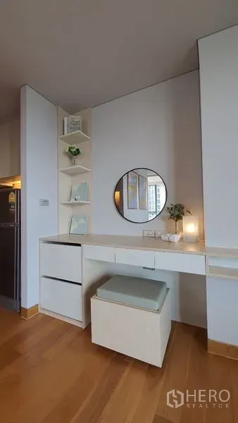 คอนโด ให้เช่าในKhlong Toei, Bangkok - โต๊ะเครื่องแป้งและมุมทำงานบิวท์อิน พร้อมชั้นวางและกระจกทรงกลม โทนสีอ่อน