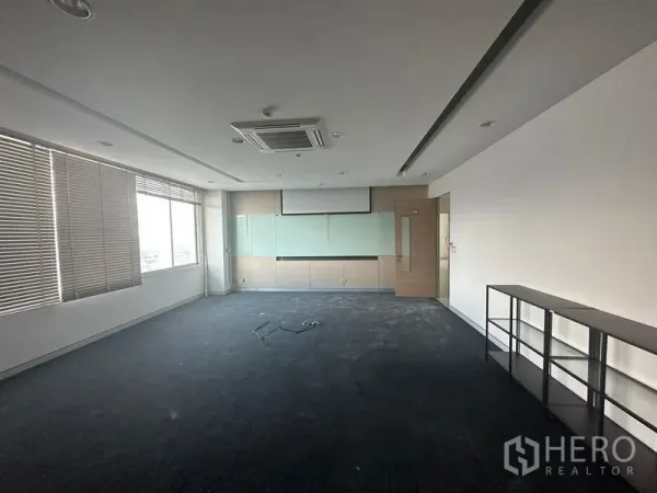 สำนักงาน ให้เช่าในPrawet, Bangkok - ห้องประชุมกว้าง พร้อมแอร์คาสเซ็ตต์ พื้นพรม ตู้บิลต์อิน และจอโปรเจ็กเตอร์