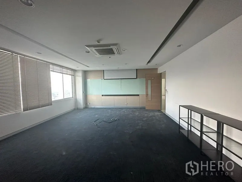 สำนักงาน ให้เช่าในPrawet, Bangkok - ห้องประชุมกว้าง พร้อมแอร์คาสเซ็ตต์ พื้นพรม ตู้บิลต์อิน และจอโปรเจ็กเตอร์